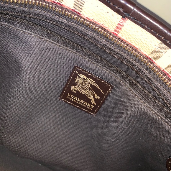 Classic Burberry Authentic Bag - Picture 8 of 15